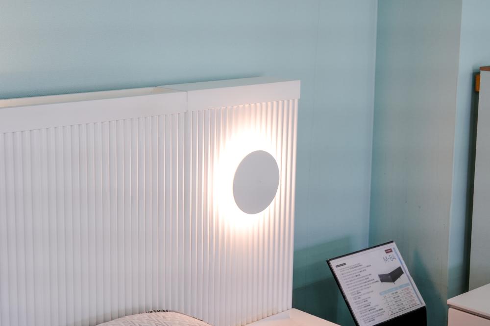 화이트 원목 호텔 침대