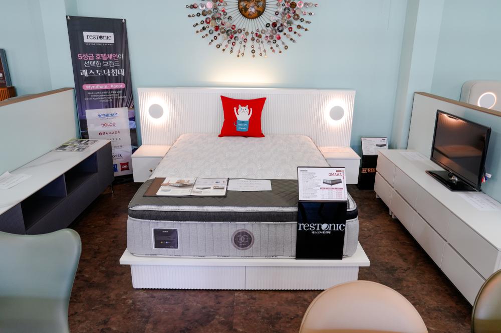 화이트 원목 호텔 침대