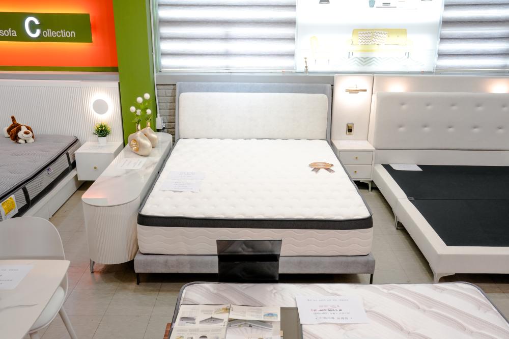 그레이 화이트 패브릭 침대