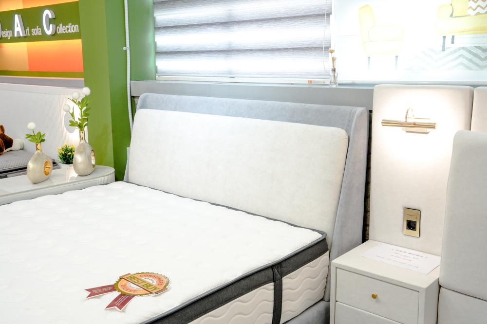 그레이 화이트 패브릭 침대